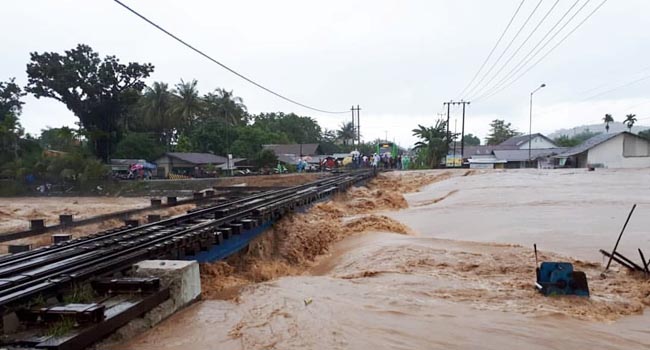 Foto Dua Bocah Dilaporkan Tewas Terseret Arus Banjir