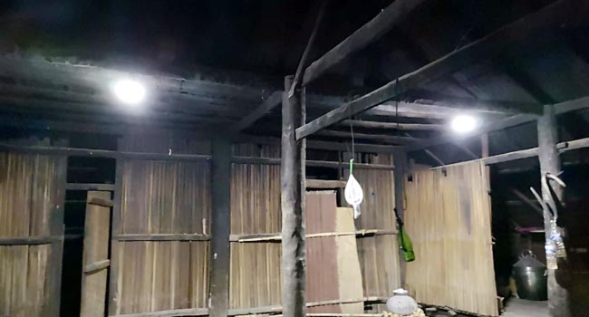 Foto Lampu Surya Terangi Desa Gulita di Pulau Sumba