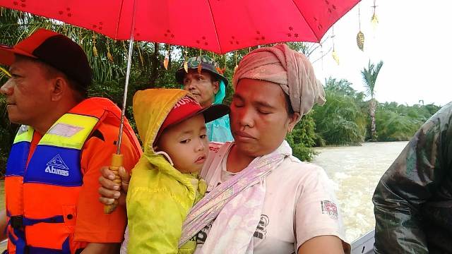 Foto Banjir, Ratusan Kepala Keluarga di Sasak Dievakuasi