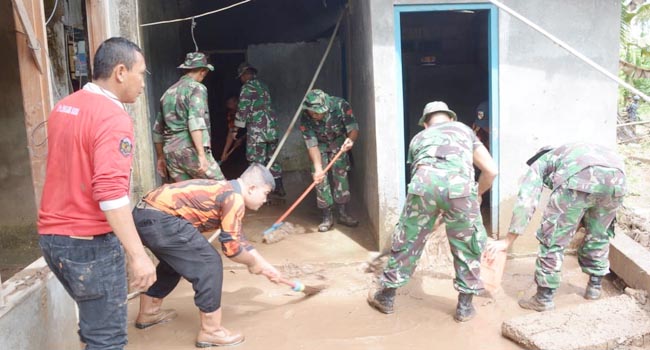 Foto TNI dan Warga Berjibaku Bersihkan Sisa Banjir di Padang