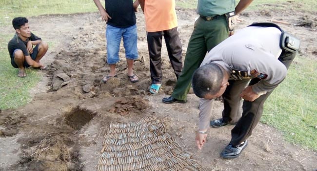 Foto Polisi Selidiki Ratusan Peluru yang Ditemukan di Pasir Jambak