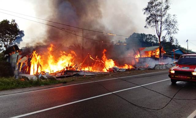Foto Kebakaran di Baso, Puluhan Bangunan dan Kendaraan Hangus