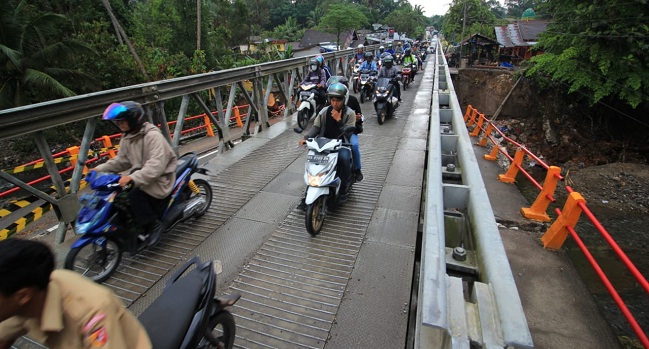 Foto Perancah Jembatan Darurat Kayu Tanam Hanyut