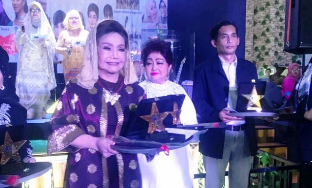 Foto Penyanyi Minang, Elly Kasim Terima Penghargaan &quot;Lifetime Achievement&quot;