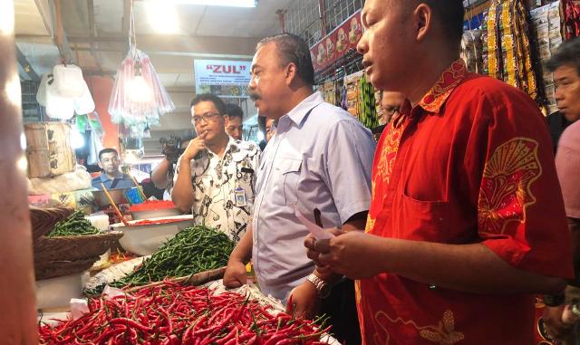 Foto Harga Bahan Pokok di Pasar Raya Padang Stabil
