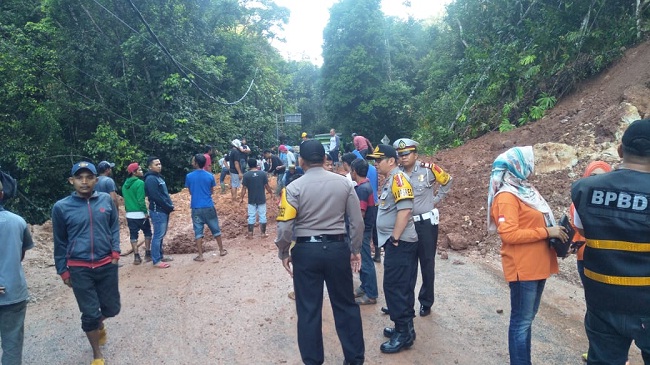 Foto Ditimbun Longsor, Jalan Sumbar - Riau Tidak Bisa Dilalui 