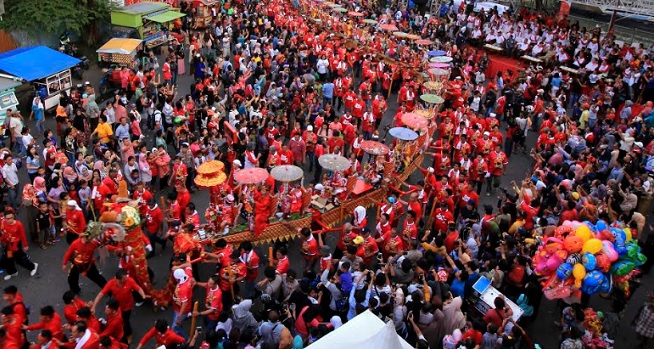 Foto Ribuan Warga Padang Saksikan Puncak Perayaan Cap Go Meh 2019