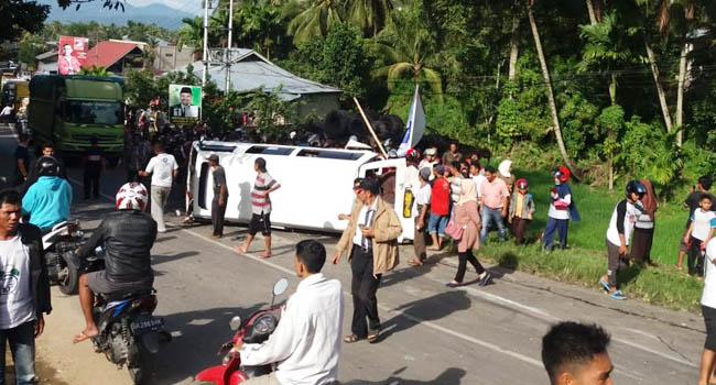 Foto Tiga Orang Meninggal Akibat Tabrakan Beruntun di Solok