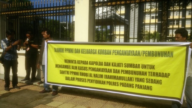 Foto Alumni Ponpes Nurul Ikhlas Unjuk Rasa di Polda