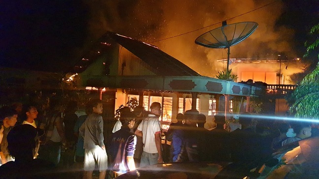 Foto Kebakaran di Akabiluru, Satu Rumah Terbakar