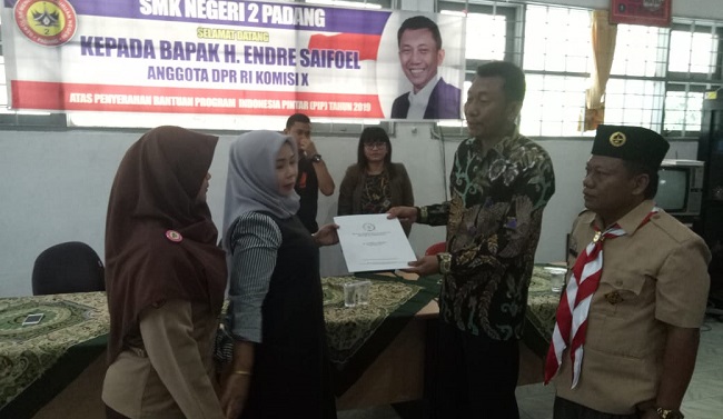 Foto Pelajar SMKN 2 Padang Terima Dana Aspirasi Anggota DPR 