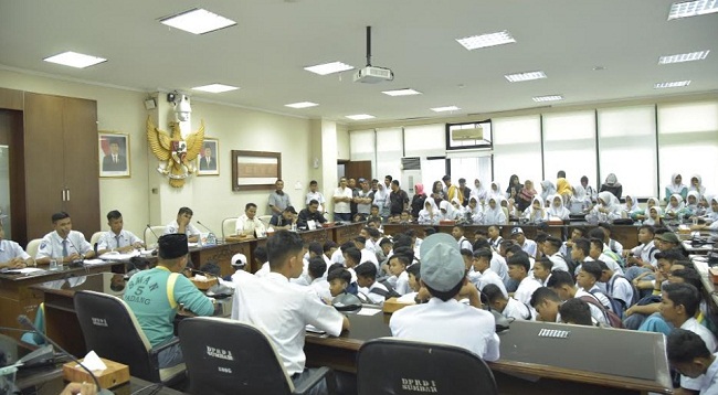 Foto Aksi Lanjutan, Siswa SMAN 5 Padang datangi DPRD Sumbar