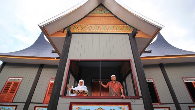 Foto Rumah Gadang Dinaiki, Gubernur dan Raja Pagaruyung Hadir