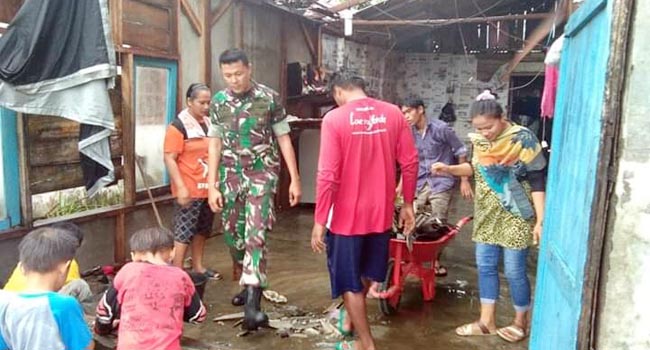 Foto Puting Beliung Rusak 8 Rumah di Sungai Limau
