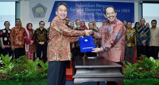 Foto Prof Werry Darta Taifur Kembali Pimpin ISEI Padang