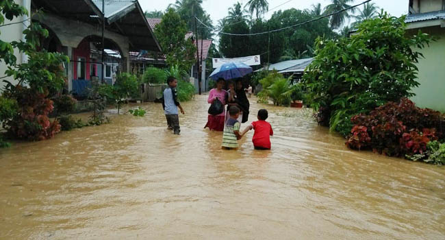 Foto Hujan Picu Banjir di Sejumlah Titik di Padang
