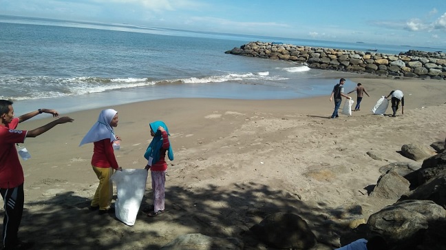 Foto YPY Sumbar Adakan Aksi Bersih-bersih Pantai