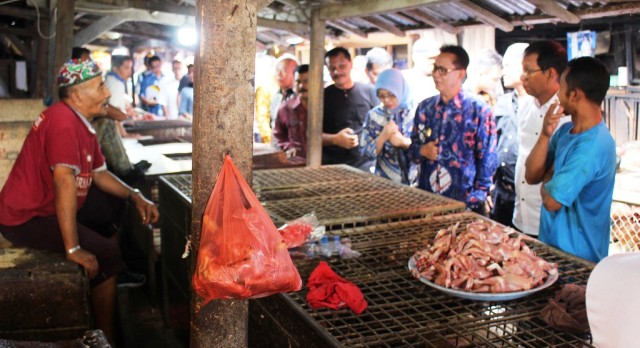 Foto Staf Menteri Perdagangan Pantau Harga di Pasar Bawah
