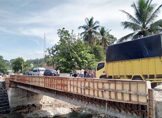 Foto Jembatan Baru Kayu Tanam Tahan Beban 100 Ton