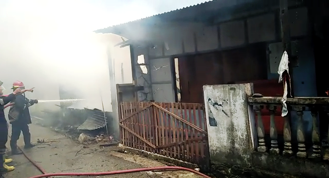 Foto Kebakaran di Cubadak Aia, Dua Rumah Ludes