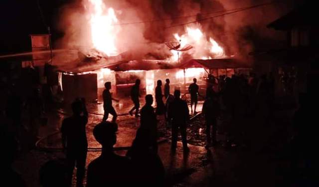 Foto Pasar Alahan Panjang Terbakar, 12 Kios Hangus Menjadi Abu