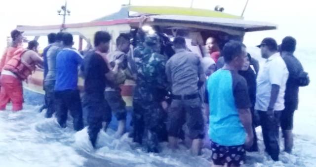 Foto Cuaca Buruk, Ratusan Pengunjung Angso Duo Dievakuasi