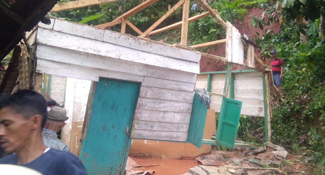 Foto 22 Rumah di Sawahlunto Rusak Tertimpa Pohon dan Material Longsor