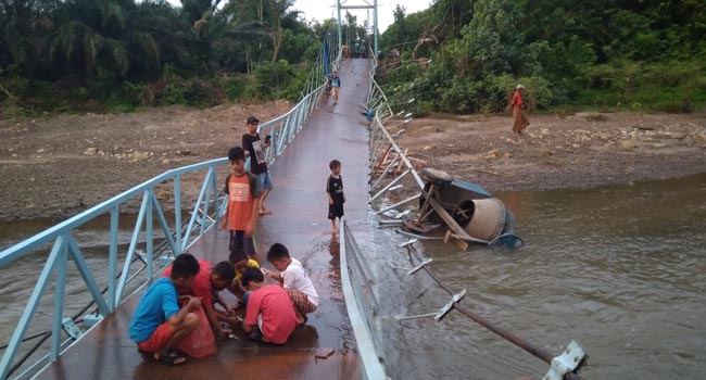 Foto Jembatan Gantung di Patamuan Ambruk