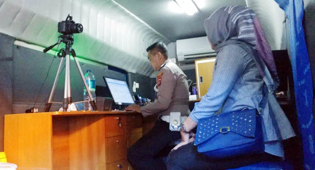Foto 17 Pemohon Dapatkan Perpanjangan SIM Gratis di Polresta Padang
