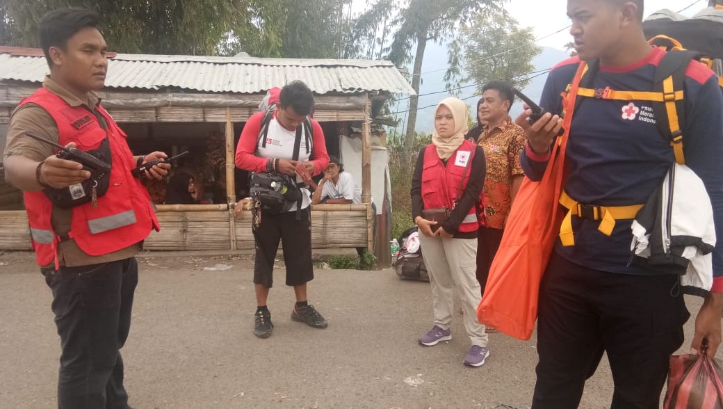 Foto Seorang Pendaki Dievakuasi dari Gunung Marapi, Ini Penyebabnya