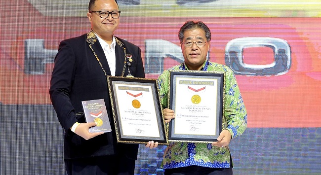Foto Hino Dutro Safety Driving Raih Penghargaan Rekor Muri