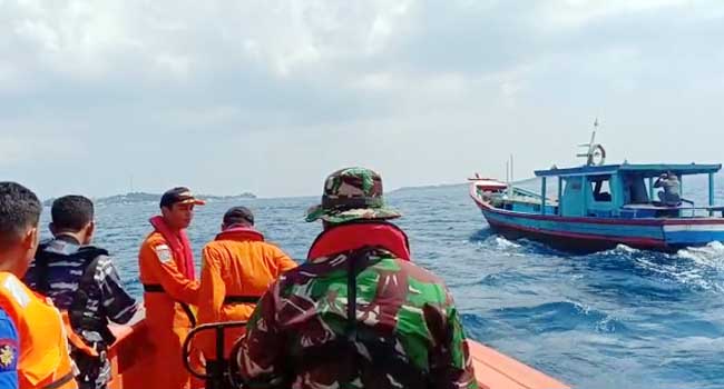 Foto Diduga Terseret Arus, Penumpang Kapal Berhasil Dievakuasi
