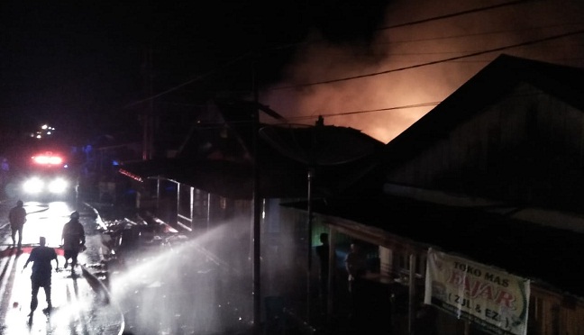 Foto Pasar Kampuang Galapuang Terbakar, 30 Kios Hangus