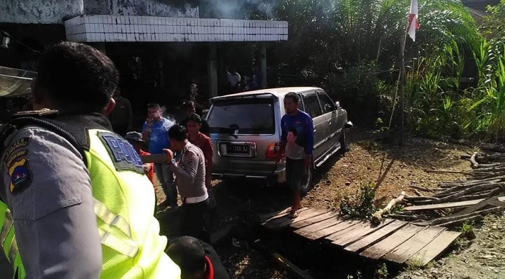 Foto Pengendara Motor Meninggal dan Dua Anaknya Koma Ditabrak Minibus