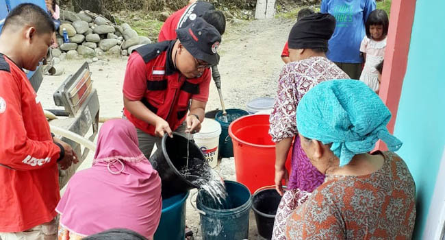 Foto Kekeringan, Semen Padang Distribusikan Air Bersih ke Baringin dan Tarantang