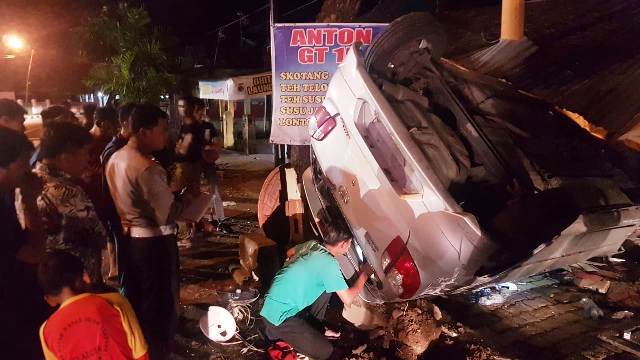 Foto Agya Terguling di Jalan Raya Gantiang