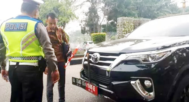 Foto Plat Nomor Berlapis, Mobil Anggota DPRD Tanah Datar Ditindak Polisi