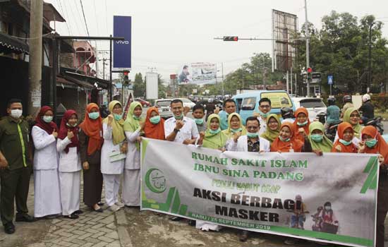 Foto Peduli Kesehatan Masyarakat, RS Ibnu Sina Padang Bagikan Masker