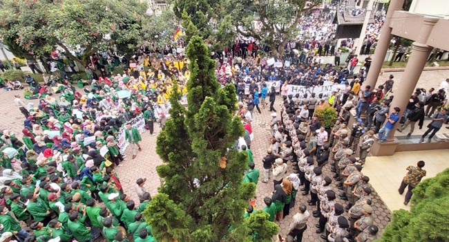 Foto Ratusan Mahasiswa Unjuk Rasa di DPRD Payakumbuh, Ini Tuntutannya