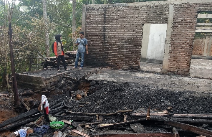 Foto Sebuah Rumah di Nagari Tapi Selo Ludes Terbakar