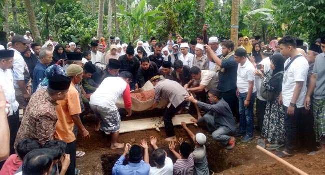 Foto Sejarahwan Mestika Zed Dikebumikan di Akabiluru
