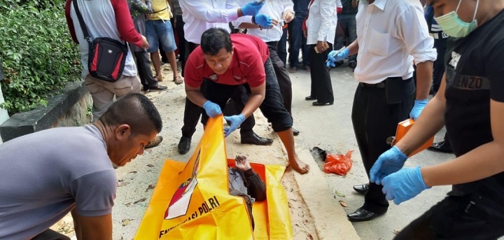 Foto Gempar, Sesosok Mayat Ditemukan di Samping Istana Bung Hatta