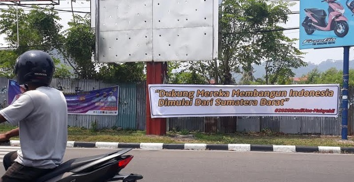 Foto Spanduk #SandiUno-Mahyeldi Muncul di Padang