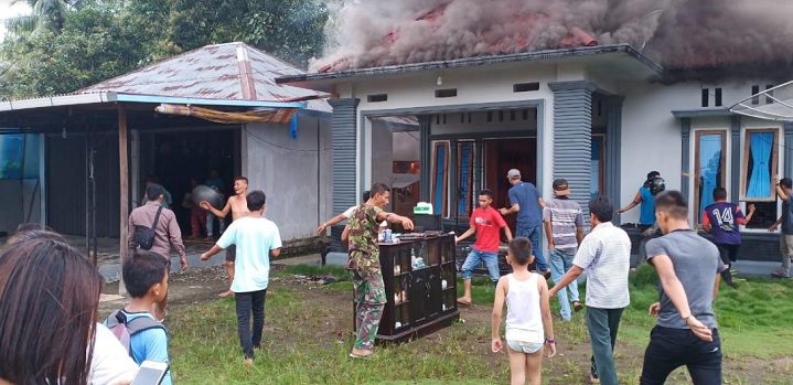 Foto Rumah Warga Batang Anai Terbakar