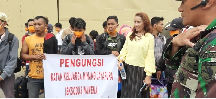 Foto Gelombang Pertama Pengungsi Bertolak ke Padang dengan KM Cermai