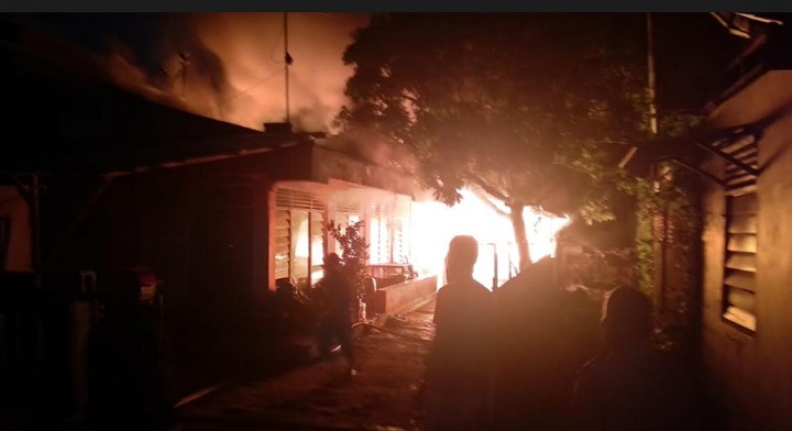Foto Api Membakar Enam Petak Rumah di Tengah Malam Buta