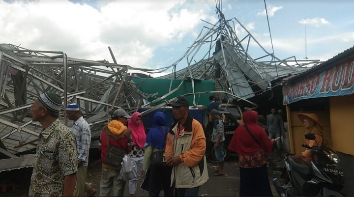 Foto Angin Puting Beliung Terjang Pasar Padang Luar