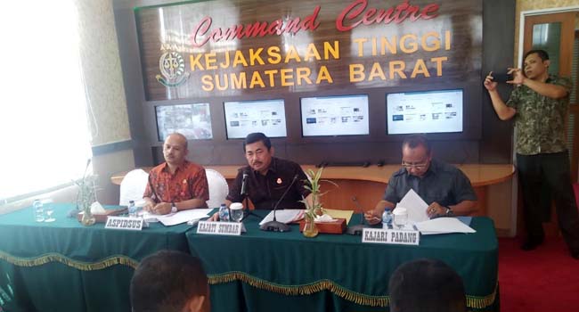 Foto Diterbangkan dari Jakarta, Helwis Dijebloskan ke Lapas Muaro