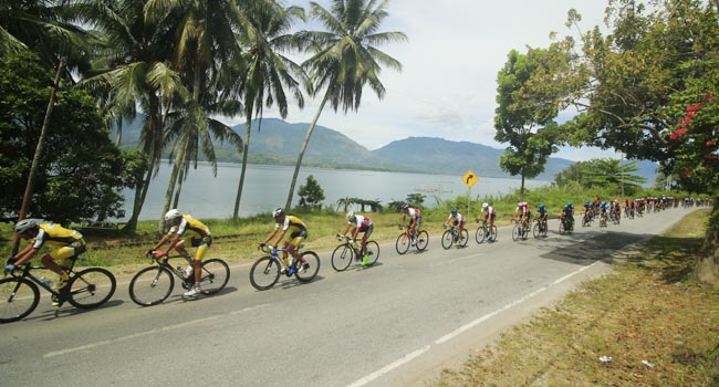 Foto Lim Tercepat pada Rute Terpanjang Tour de Singkarak 2019