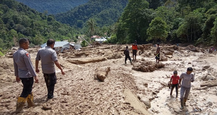 Foto Murid Korban Banjir Bandang Solsel Menangis Pada Guru Soal Kelanjutan Sekolah